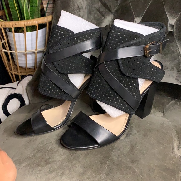 Guess black strappy heels - Picture 3 of 11